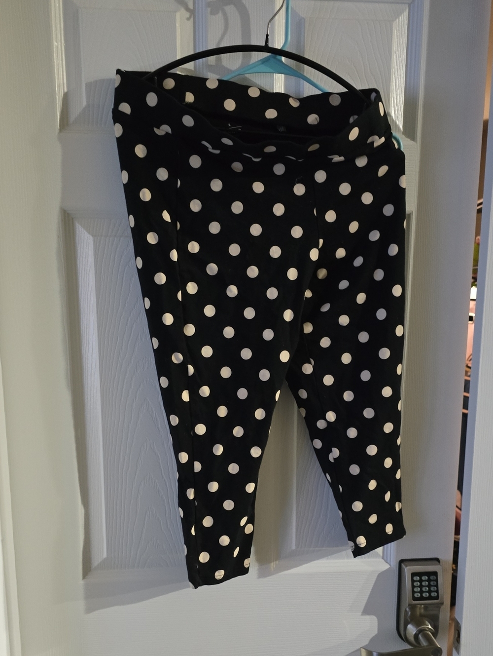 Torrid Womens Black and White Polka Dot Capri Leggings